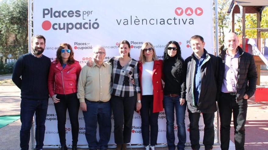 Sandra Gómez y Rocío Briones con los representantes de Benimàmet.