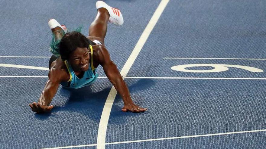 Shaunae Miller se arroja sobre la meta para conseguir el oro