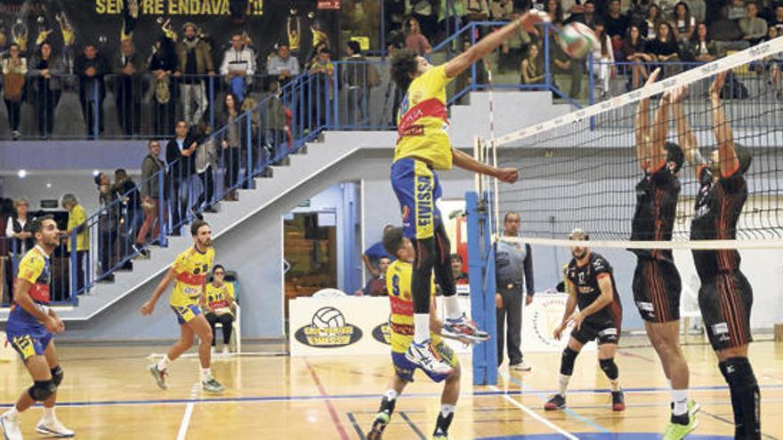 Elvis remata un balón ayer en el partido, que no pudo finalizar después de sentir molestias en la rodilla que le apartó de la pista la temporada pasada.