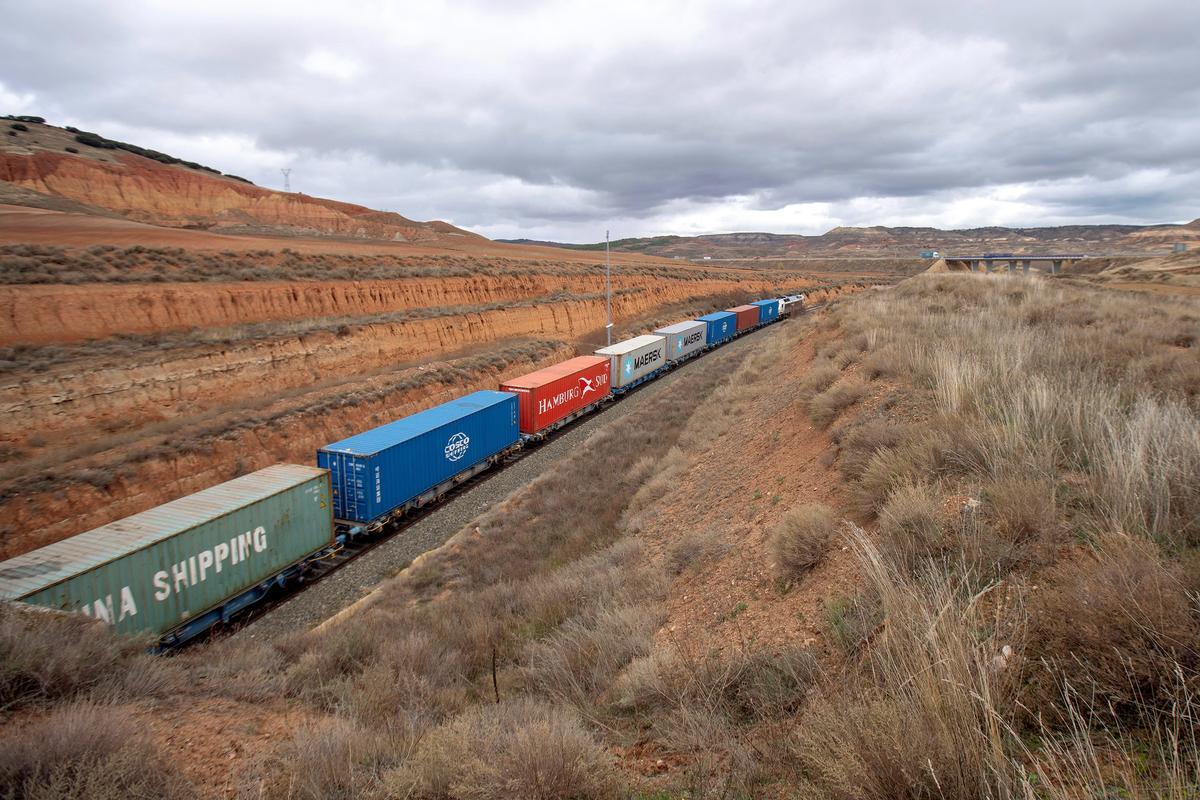 Un tren que transporta mercancías por la línea de Teruel.