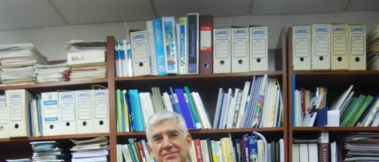 Mario Díaz Fernández, en su despacho de la Facultad de Química de Oviedo.