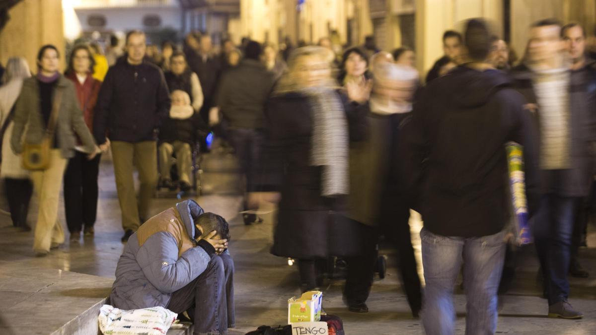 Un hombre en el centro de València pide limosna para comer, en una imagen de archivo.