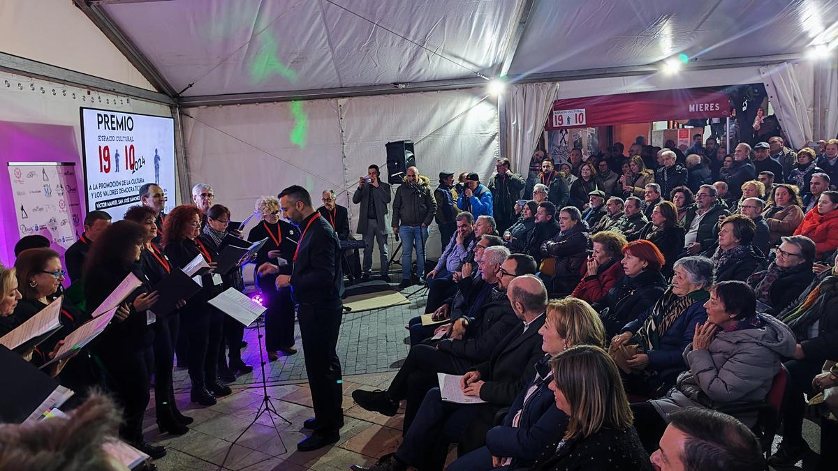 Víctor Manuel, en el centro de la primera fila junto a Barbón, en la carpa en la que se siguió y finalizó el acto. | A. Velasco