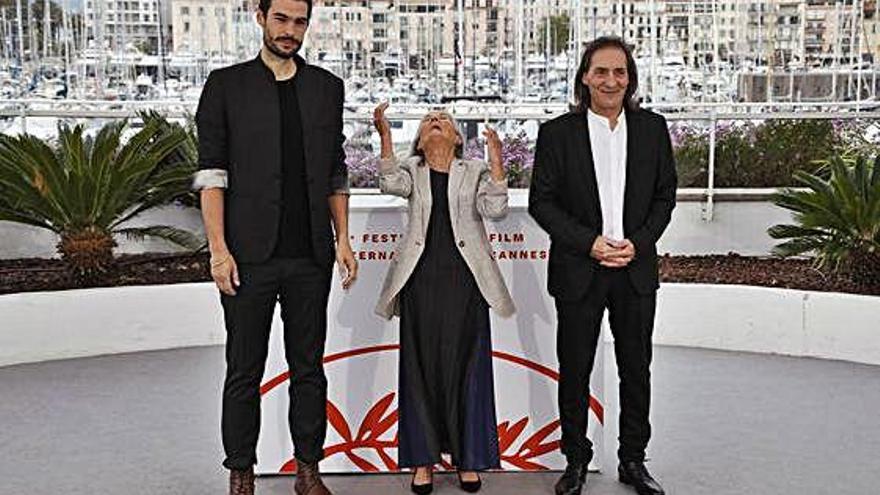 Óliver Laxe, a la izquierda, en Cannes con Amador Arias y Benedicta Sánchez, protagonistas de &#039;O que arde&#039;.