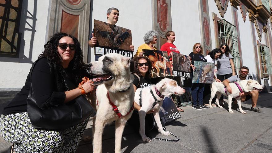 Activistas de Pacma protestan contra el maltrato animal a las puertas de Intercaza