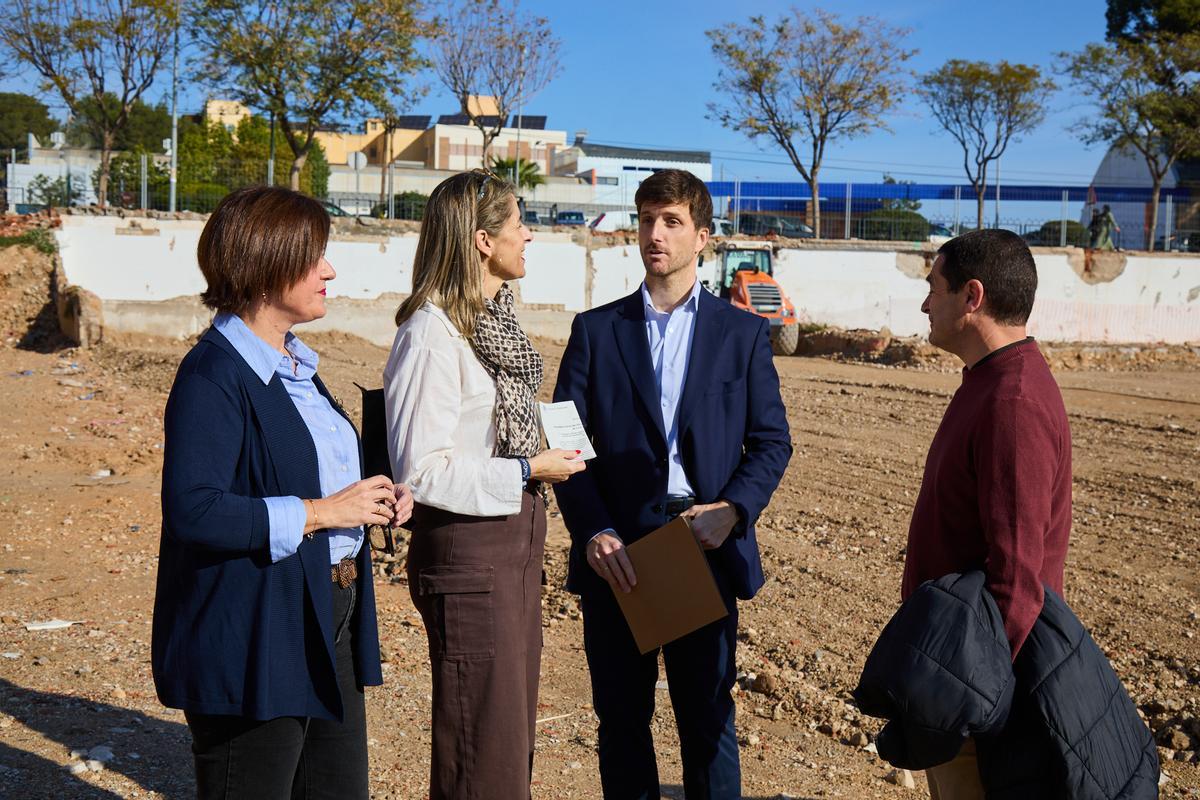 La alcaldesa de Crevillent y la edil Pilar Mas junto a responsables de la empresa promotora en los terrenos del futuro parque comercial Azabe