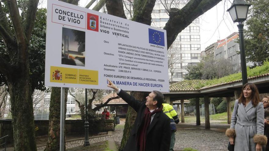 El alcalde, en el arranque de las obras en el parque de Cela. // A.Villar