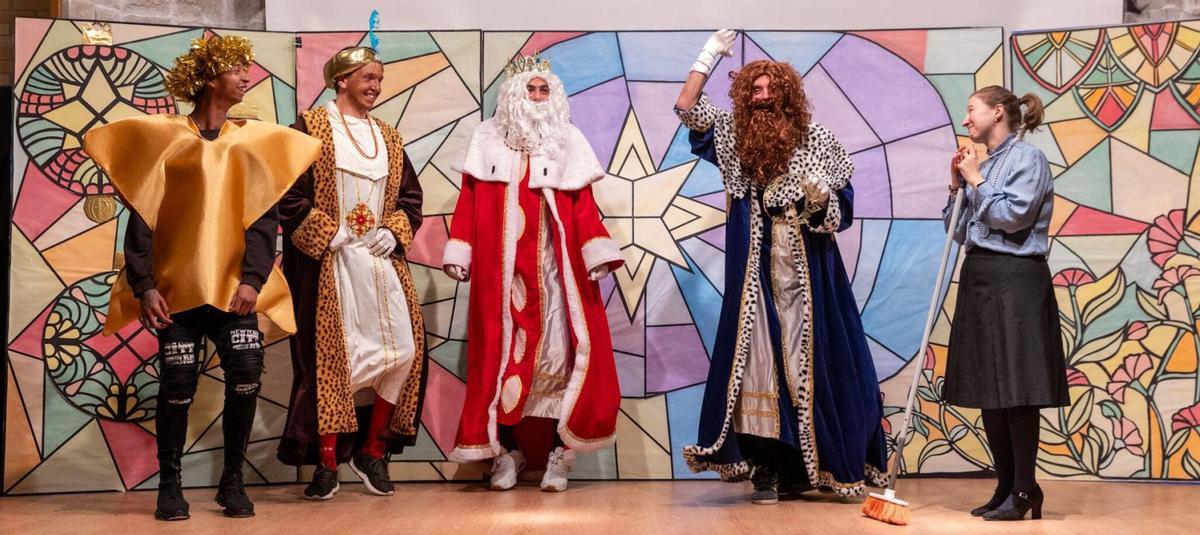 Un momento de la representación, con los Reyes en el taller del fotógrafo.