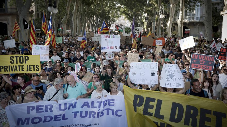 Las mejores pancartas y las imágenes de la manifestación contra la saturación turística en Mallorca