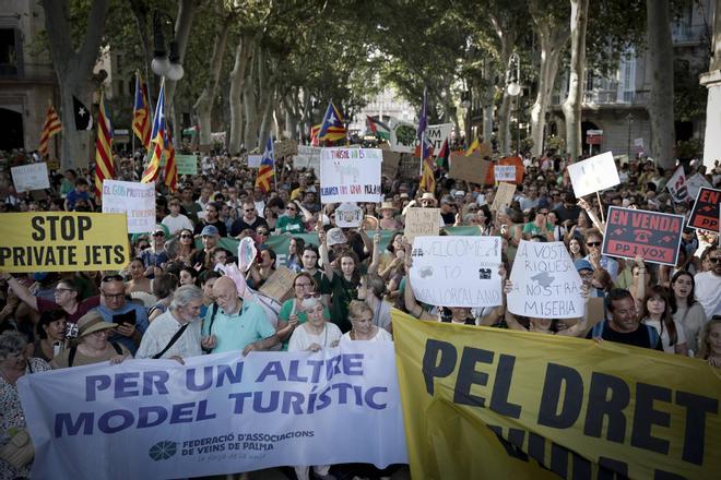Las mejores pancartas y las imágenes de la manifestación contra la saturación turística en Mallorca de 2025