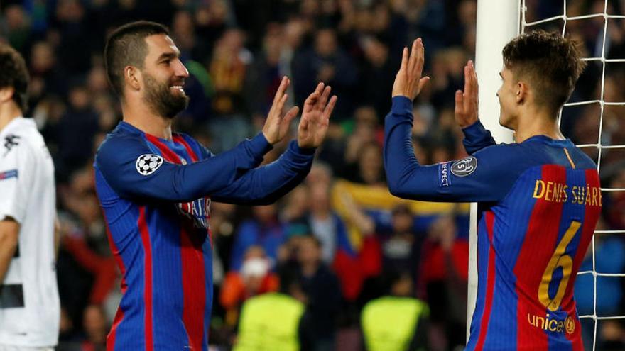 Arda Turan celebra un gol durant un partit.