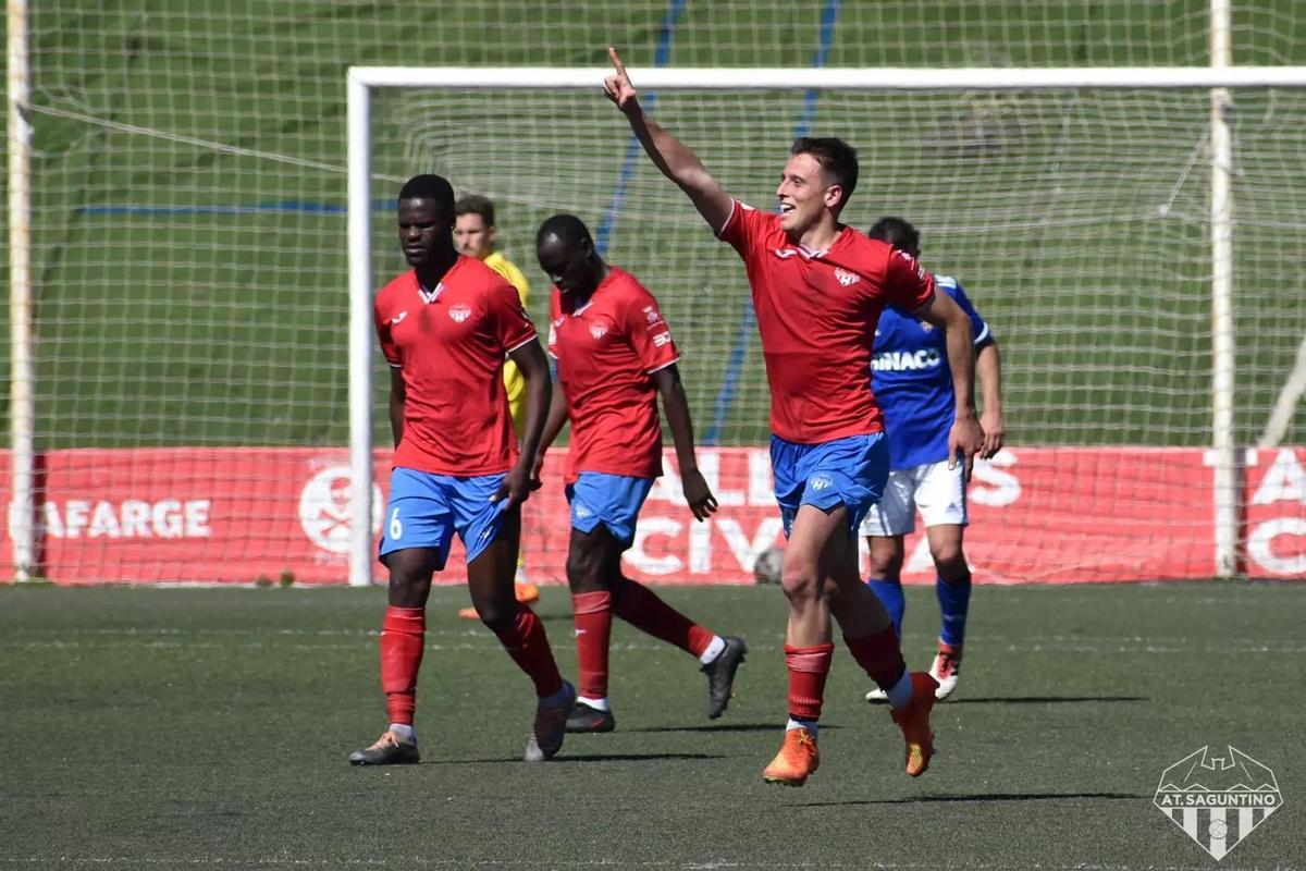 Luis Navarro celebra un gol en el Nou Morvedre