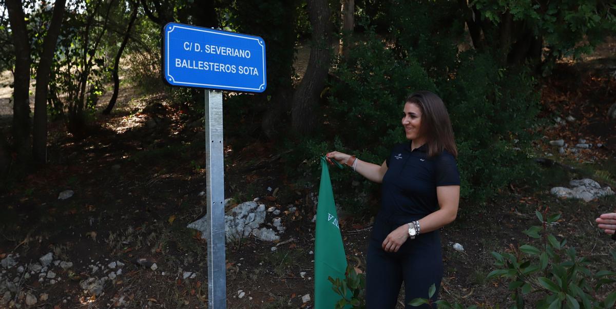 Carmen Ballesteros destapaba la placa que desde ahora dará nombre a una de las calles que dan acceso a las instalaciones de Santa Marina Golf,