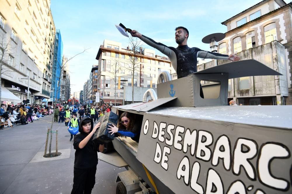 El desfile de Carnaval inunda de gente, color y humor el centro de Pontevedra