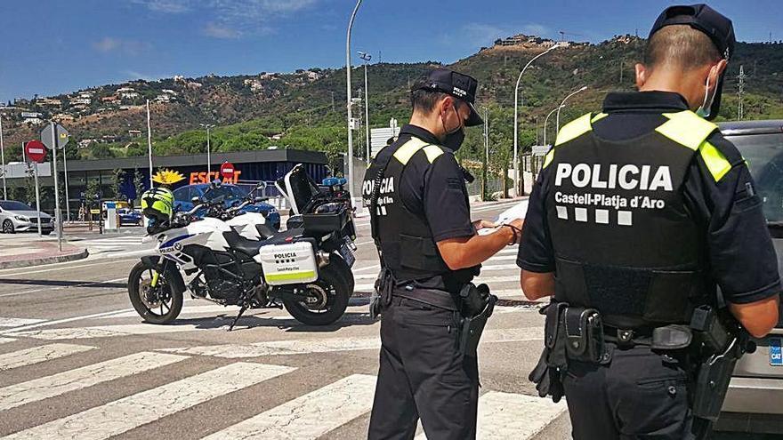 Agents de la Policia Local de Castell-Platja d&#039;Aro en un control