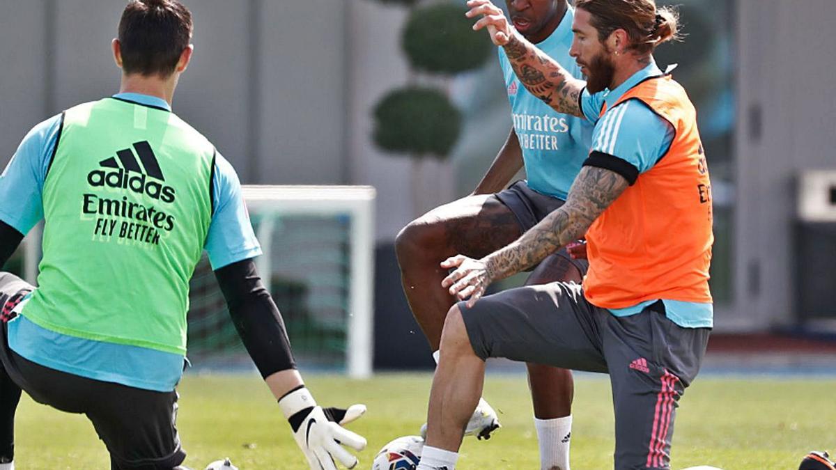 Courtois, Sergio Ramos y Vinicius, durante el entrenamiento de ayer en Valdebebas. |  // RMCF