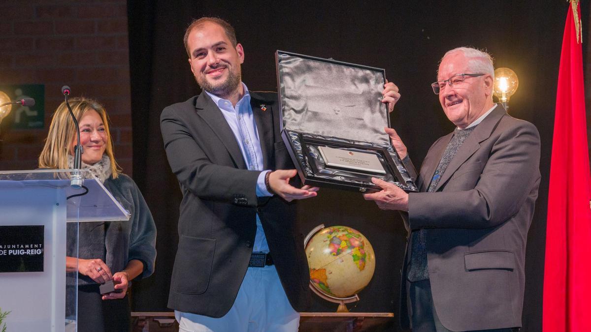 Mossèn Solà rep la placa de reconeixement de mans del regidor de Cultura, Pol Vila