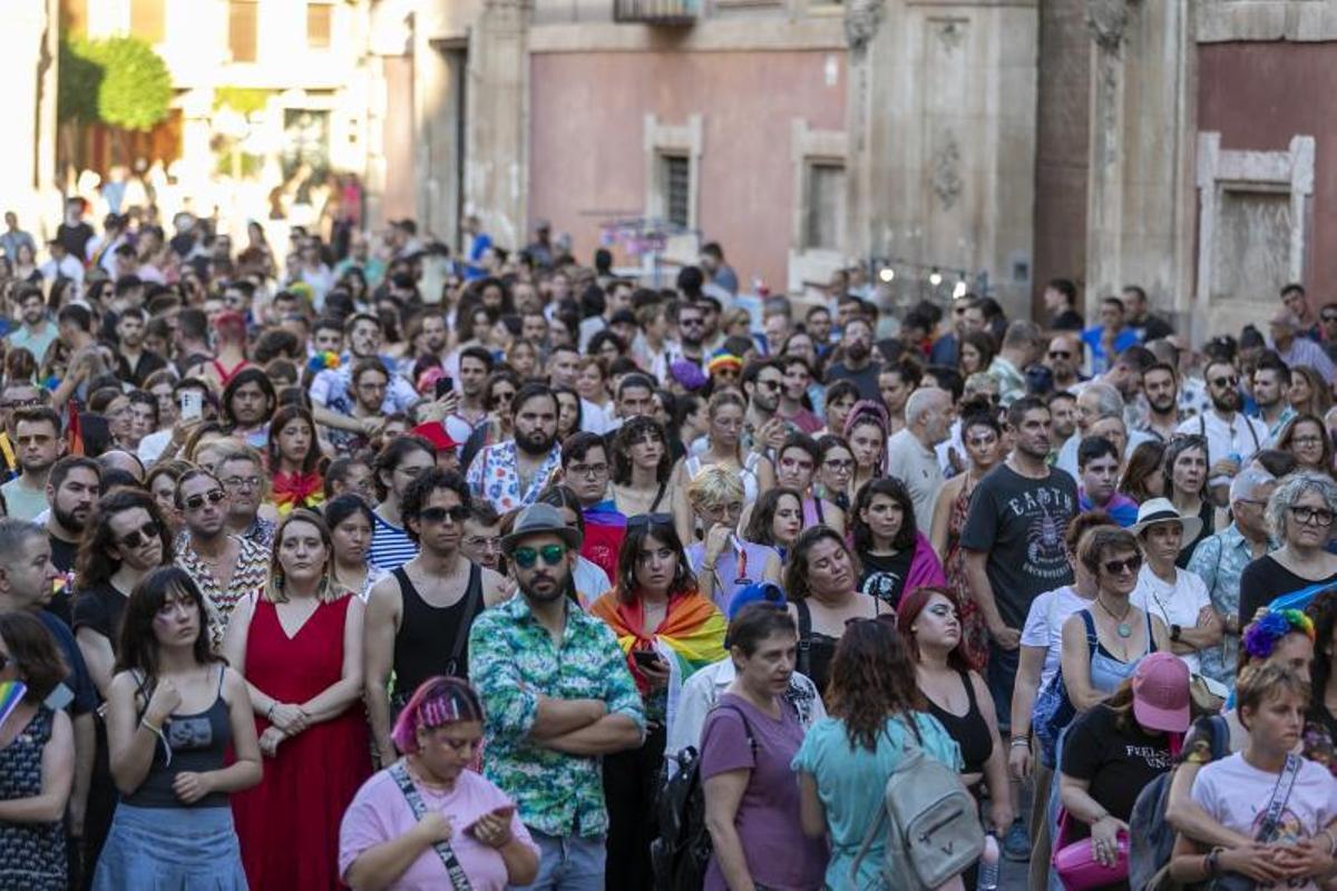 Cientos de personas se congregaron en la plaza del Cardenal Belluga de Murcia. | FRANCISCO PEÑARANDA