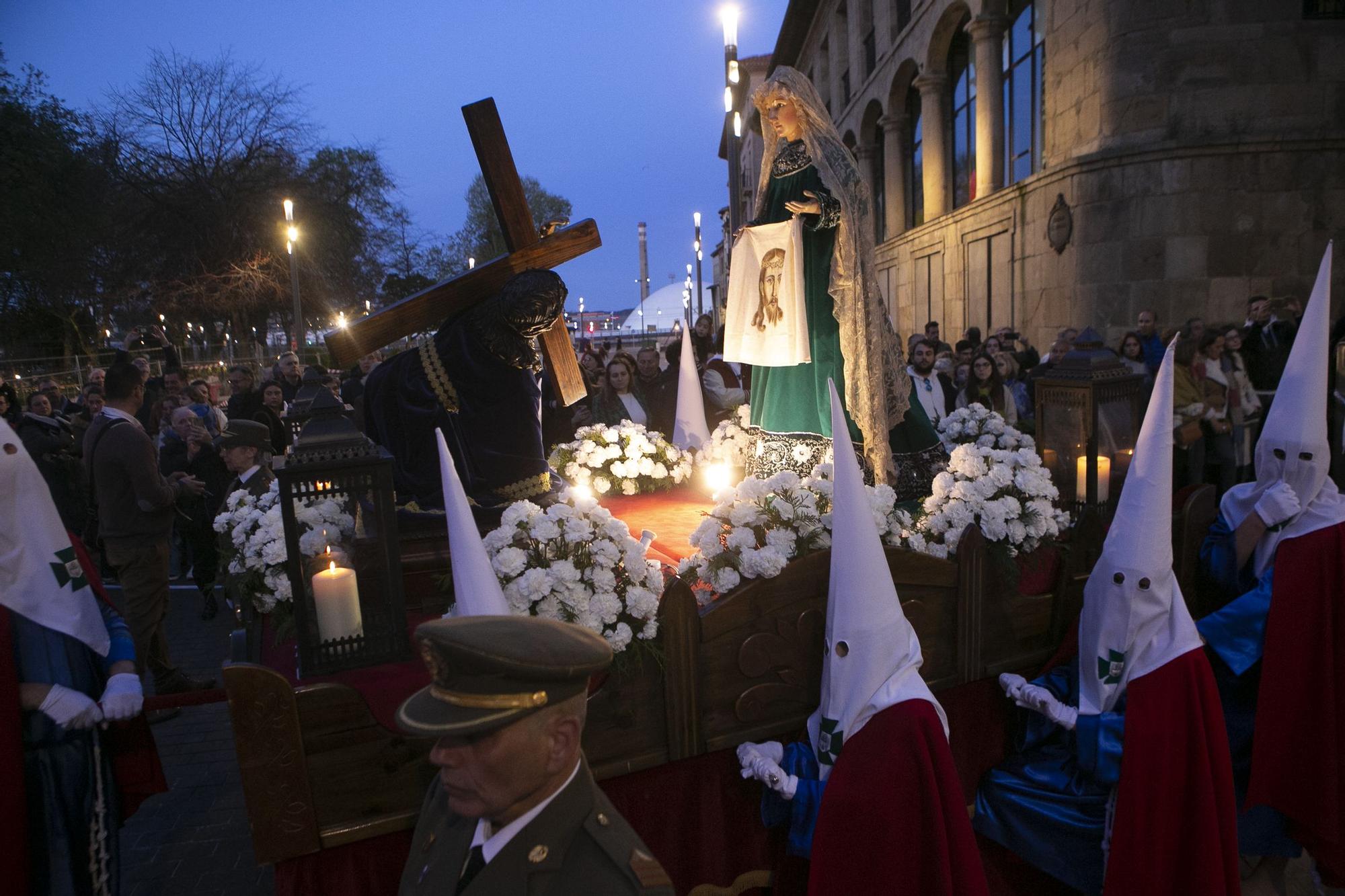 Jueves Santo en Avilés: Procesión del Silencio con los "sanjuaninos"