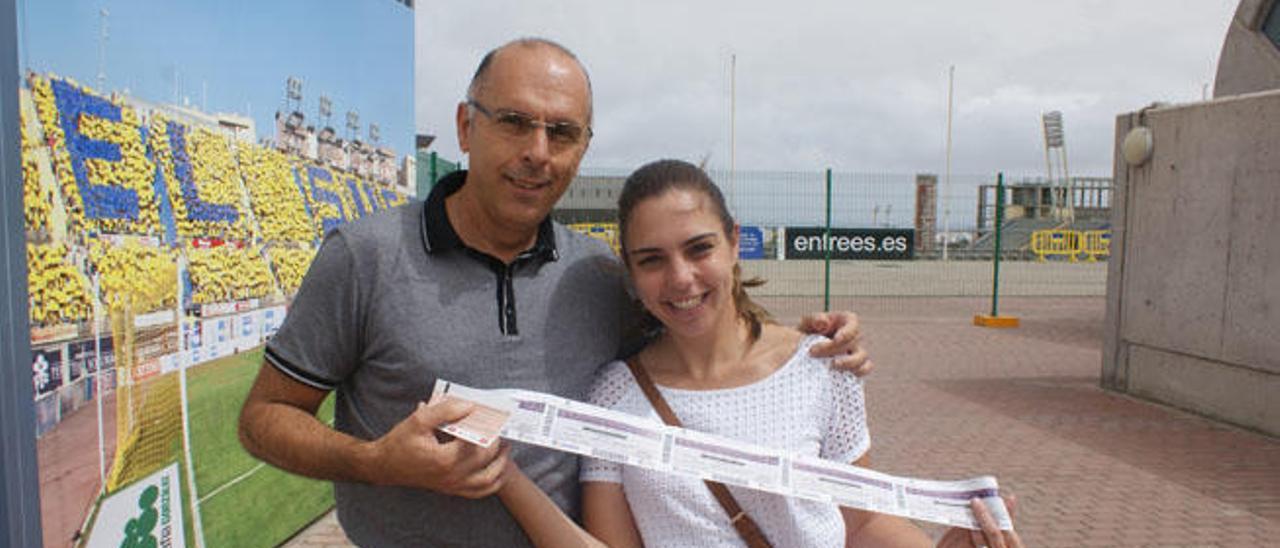 Faustino León y su hija Idaira, ayer, en la taquilla de la Grada Curva.