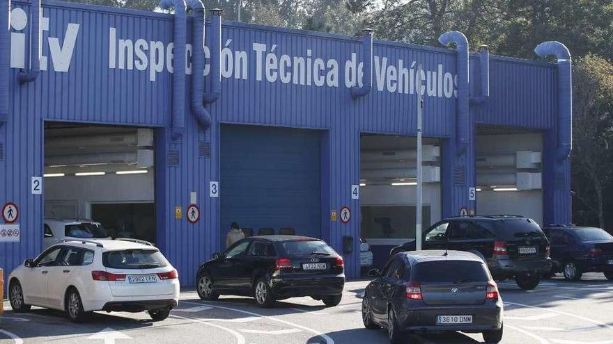 Un grupo de vehículos se prepara para someterse a las pruebas de la ITV en Peinador. // Ricardo Grobas