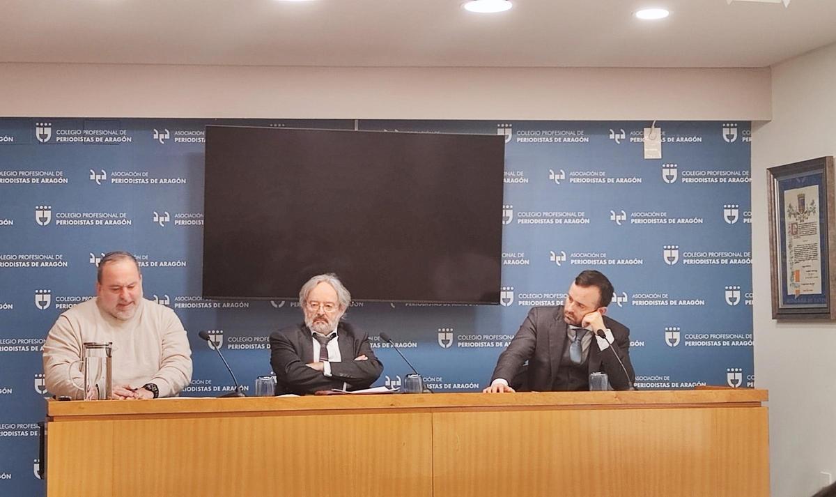 De izquierda a derecha, el abogado Miguel Ángel del Río, el secretario general de UPTA Aragón, Álvaro Bajén; y el coordinador económico, Víctor Bajén.