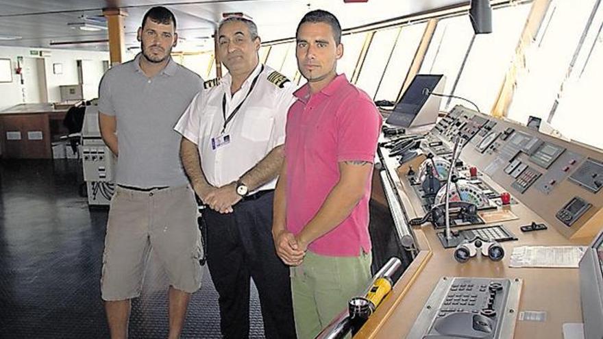 Rayco García (izq.), el capitán del barco, Jamil Jabur, y Jonathan. |