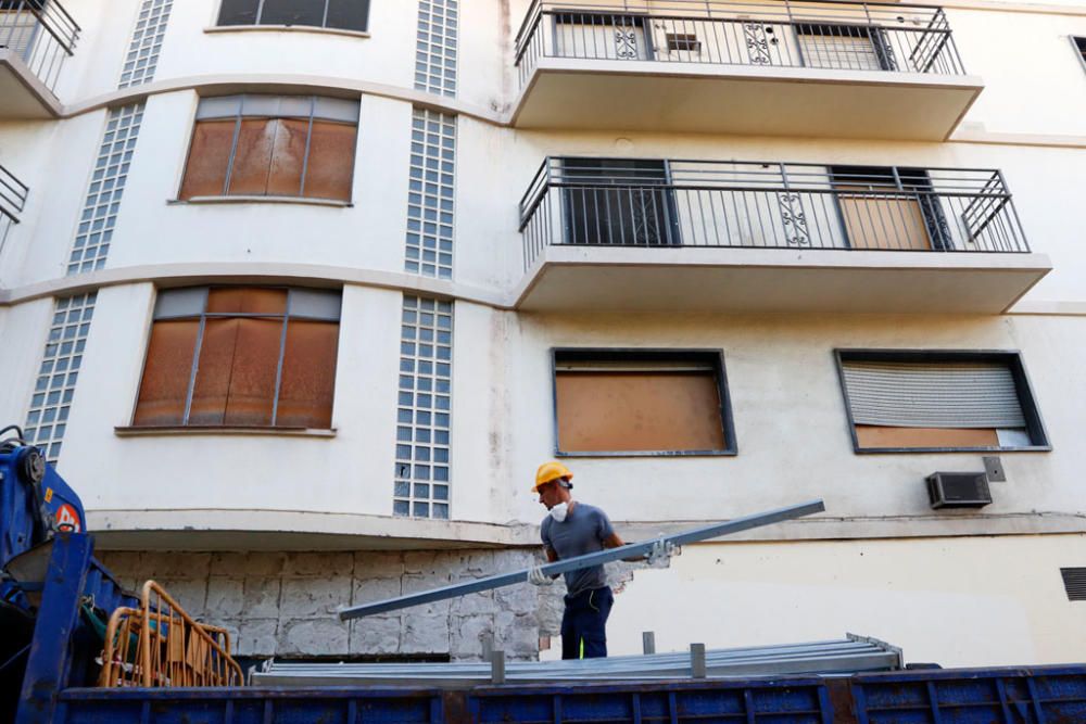 Tras la primera fase de de acondicionamiento del entorno para las obras y retirada del amianto del edificio que albergó los cines Astoria y Victoria, que durará tres semanas, llegará el derribo, tras el cual se iniciarán los trabajos arqueológicos, que durarán entre cuatro y seis meses