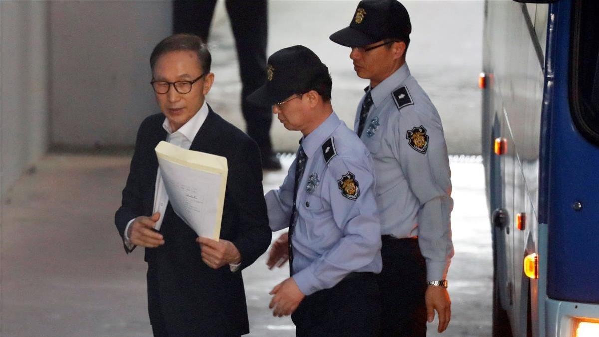 condena a la cárcel al expresidente de corea del sur Lee Myung-bak