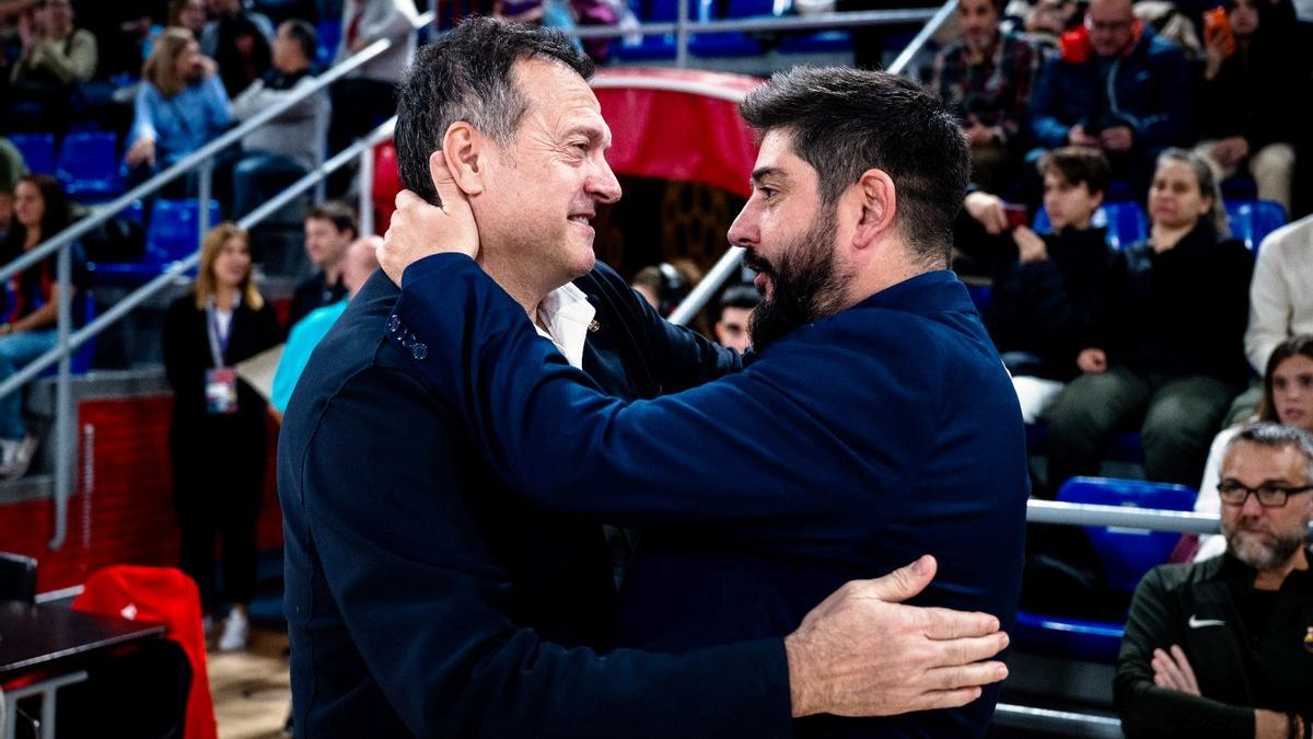 Josan González, a la derecha, saluda al entrenador del Barça, Jesús Velasco.