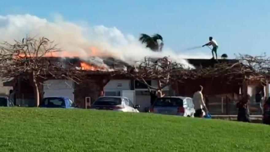 El fuego arrasa el techo de madera de un local de Amadores