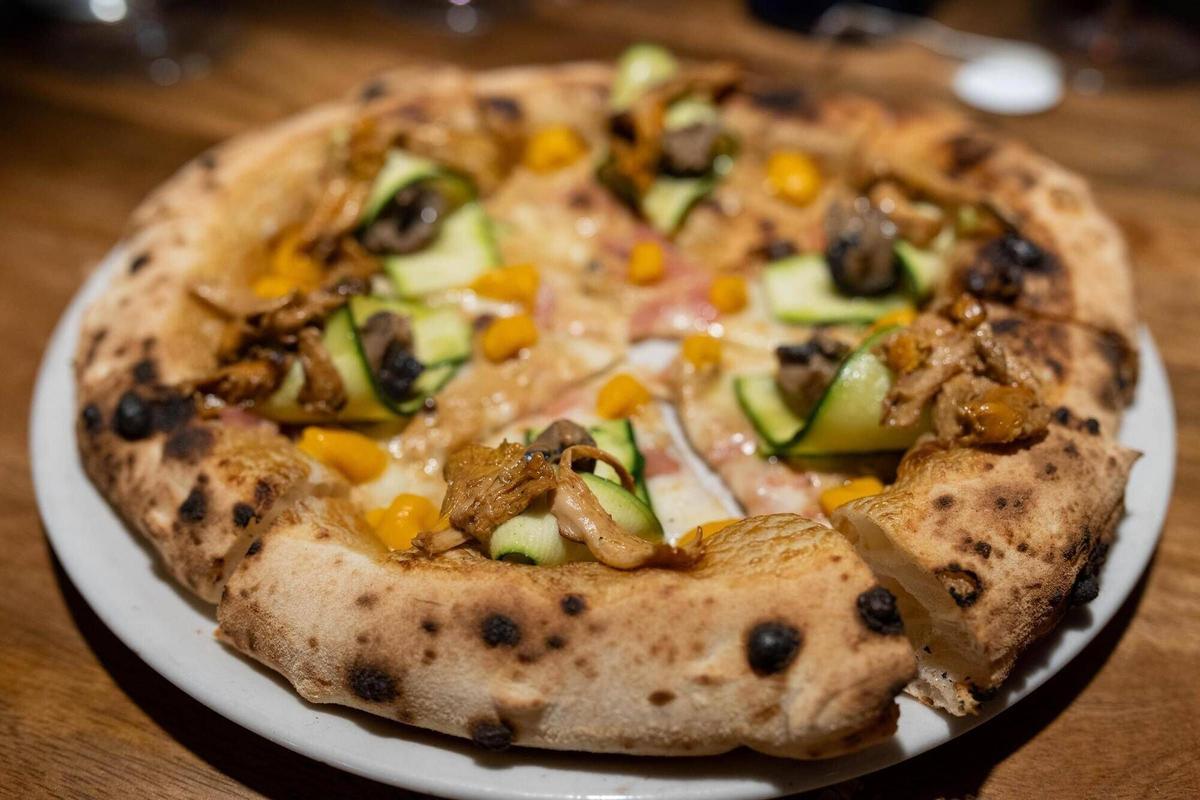 Una pizza lista para comer.