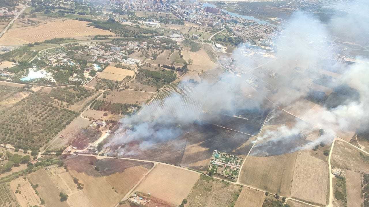 Un incendi afecta un magatzem industrial i uns camps a Roses