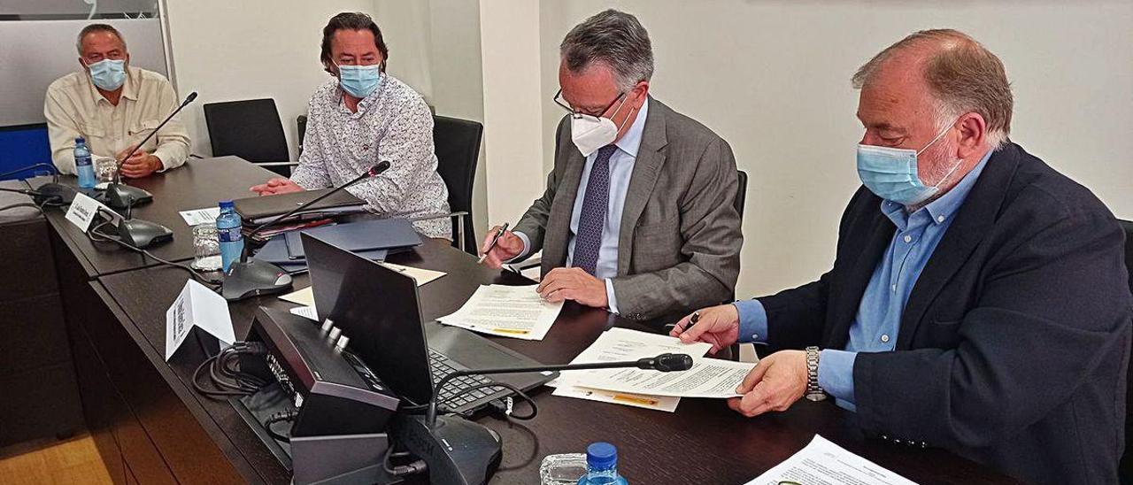 José Luis Bermúdez, Luis Fuentes, Manuel Gutiérrez y Ramón Canal, ayer, en Ribadesella, durante la firma del acuerdo.