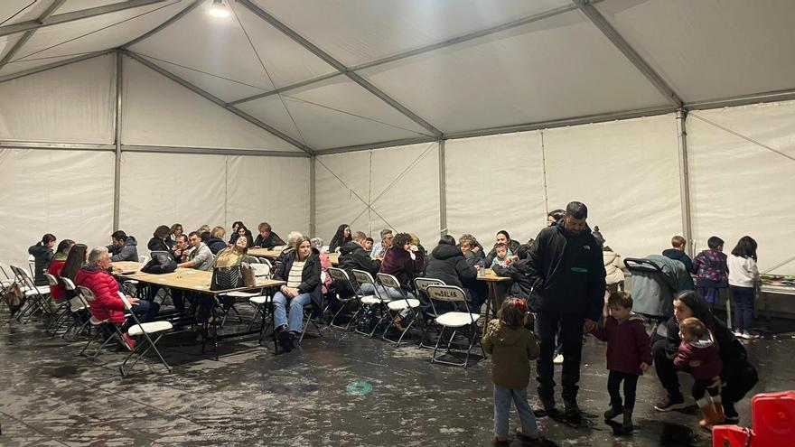 Sesión de bingo en la carpa de festejos de Salas.