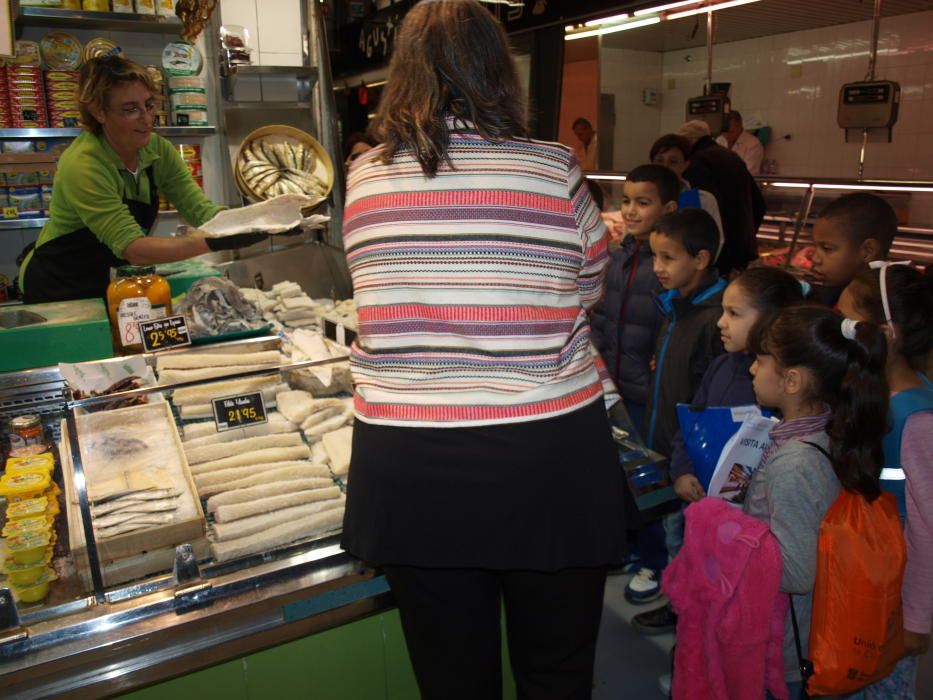Els escolars de Manresa visiten el mercat de Puigmercadal