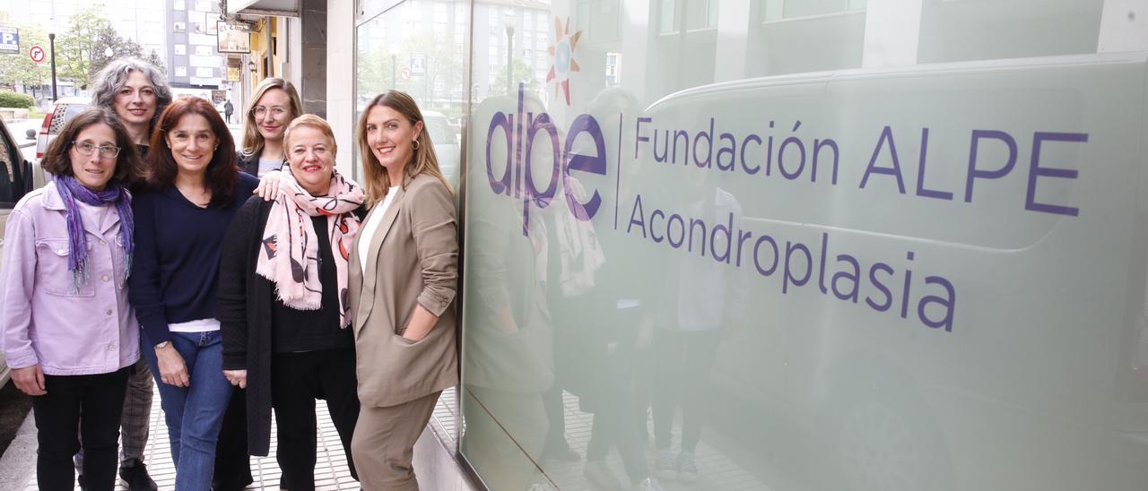 Por la izquierda, Carmen Barreal, Estefanía González, Belén Ojeda, Rosana García, Carmen Alonso y Susana Noval, ayer, en la sede de la Fundación Alpe, en la calle Conde del Real Agrado.