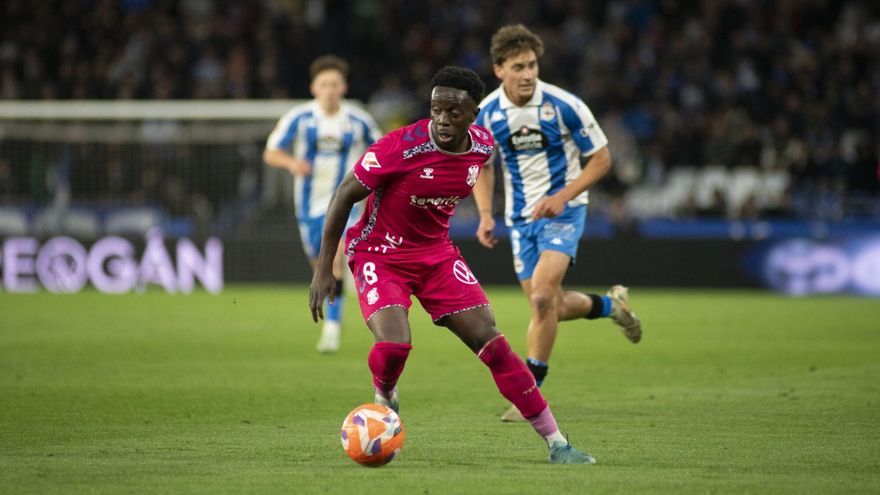 El CD Tenerife empata en Riazor y se queda sin margen de error