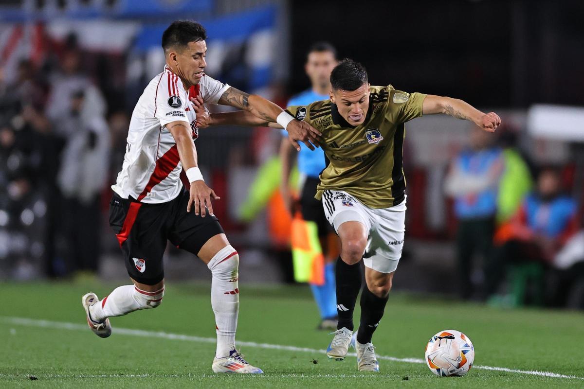 Cepeda intenta zafarse de un marcaje durante un partido de Colo Colo
