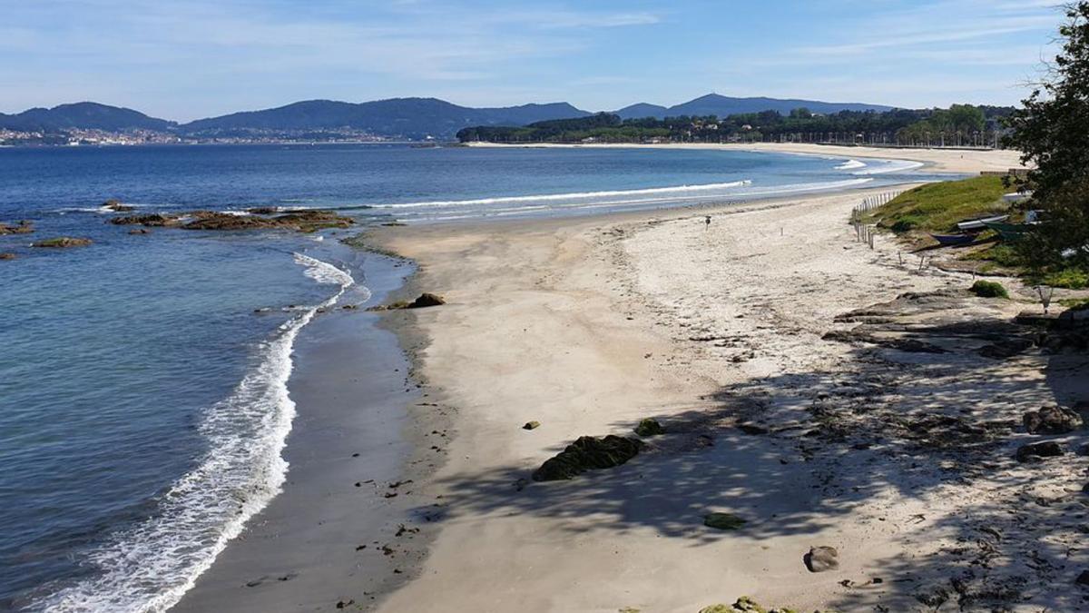 Playa de A Calzoa, en Vigo, con bandera negra por el impacto ambiental de los perros