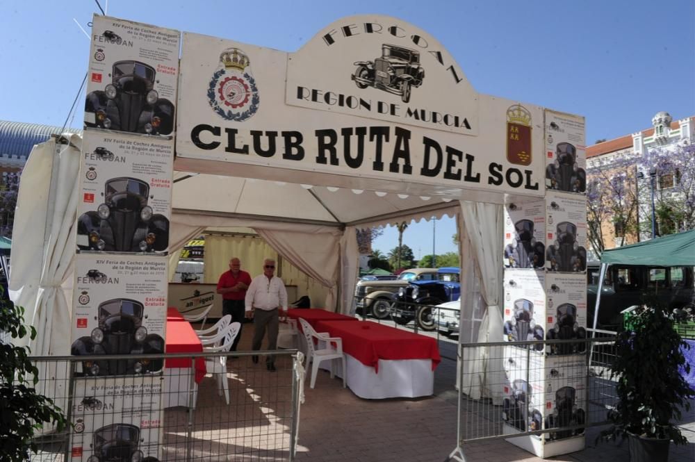 Lo coches antiguos conquistan  el Cuartel de Artillería