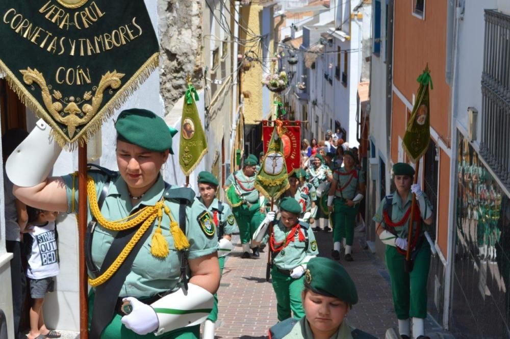 El Cristo del Perdón y de la Vera Cruz ha recorrido las calles, decoradas con cruces florales, macetas, enseres y banderillas de colores, acompañado de cientos de fieles