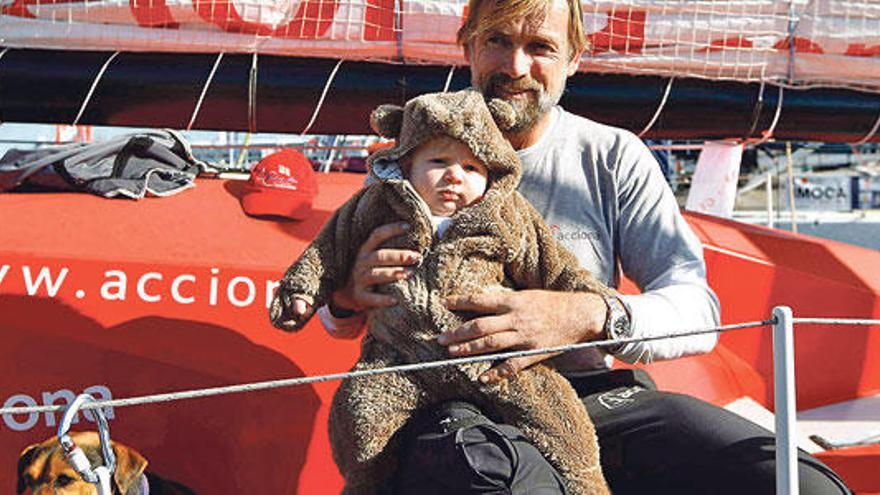 Sansó posa en el ´Acciona´ con su hijo Javier y su perro Botox.