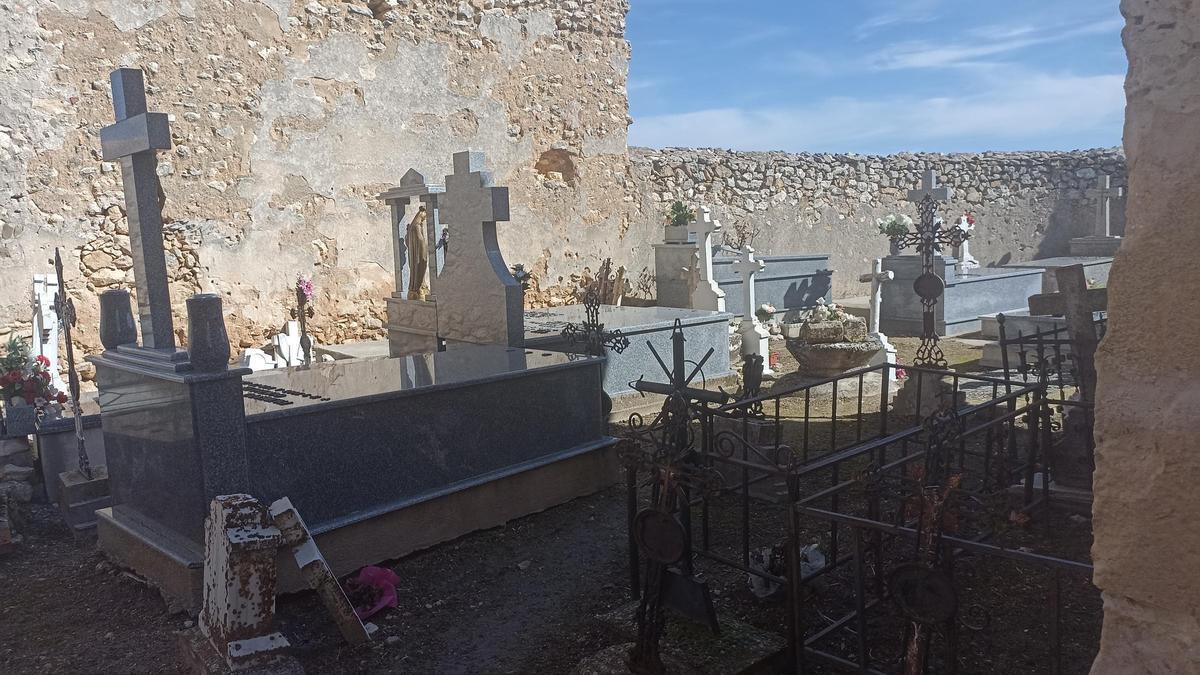 Las lápidas y tumbas del cementerio de Fuentidueña, en el interior de la iglesia de San Martín.