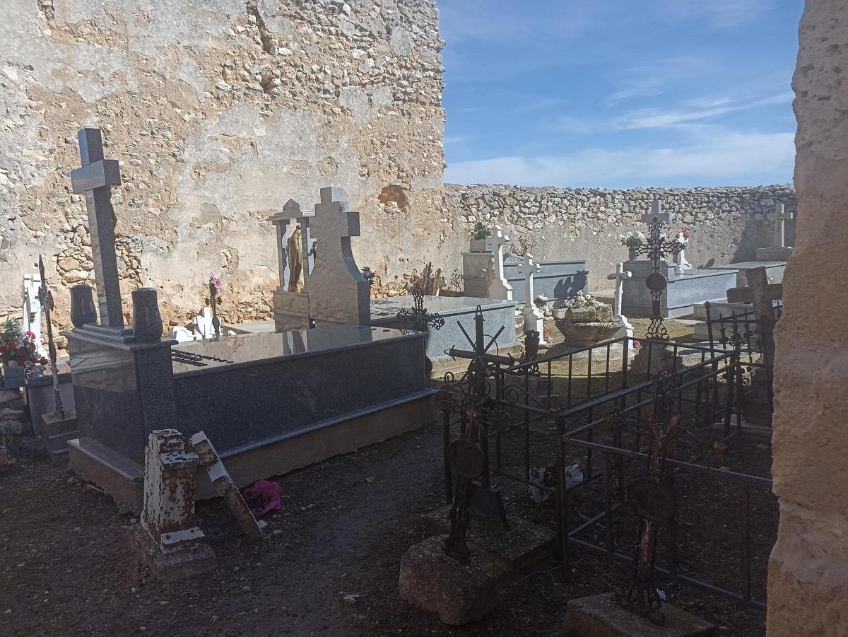Las lápidas y tumbas del cementerio de Fuentidueña, en el interior de la iglesia de San Martín.