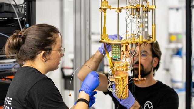 Dos enginyers de Qilimanjaro Quantum Tech treballant al centre de dades quàntic