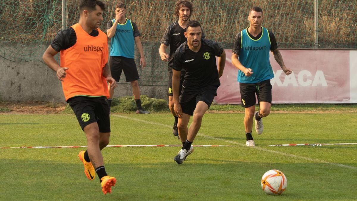 Raúl Vallejo, en el centro, durante un entrenamiento en el anexo del Ruta. | J. L. F.