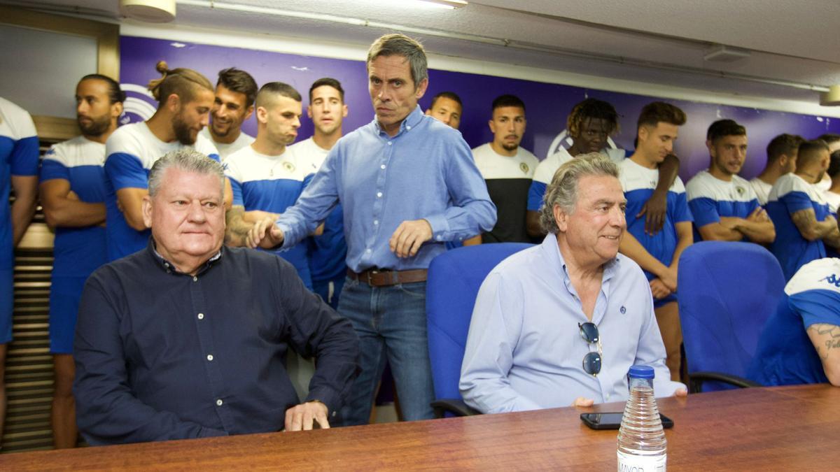 Carmelo del Pozo, entre Valentín Botella y Enrique Ortiz, durante la rueda de prensa de conjura del Hércules