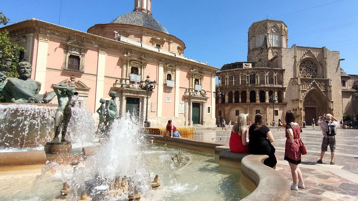 La Plaza de la Virgen, en un día de calor.