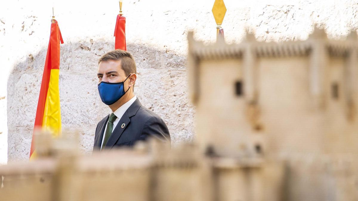 El consejero de Presidencia, Ángel Ibáñez, en el castillo de Peñafiel.